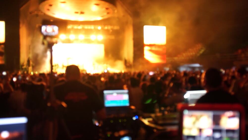 Mesa de realización con monitores durante la cobertura de un concierto en directo